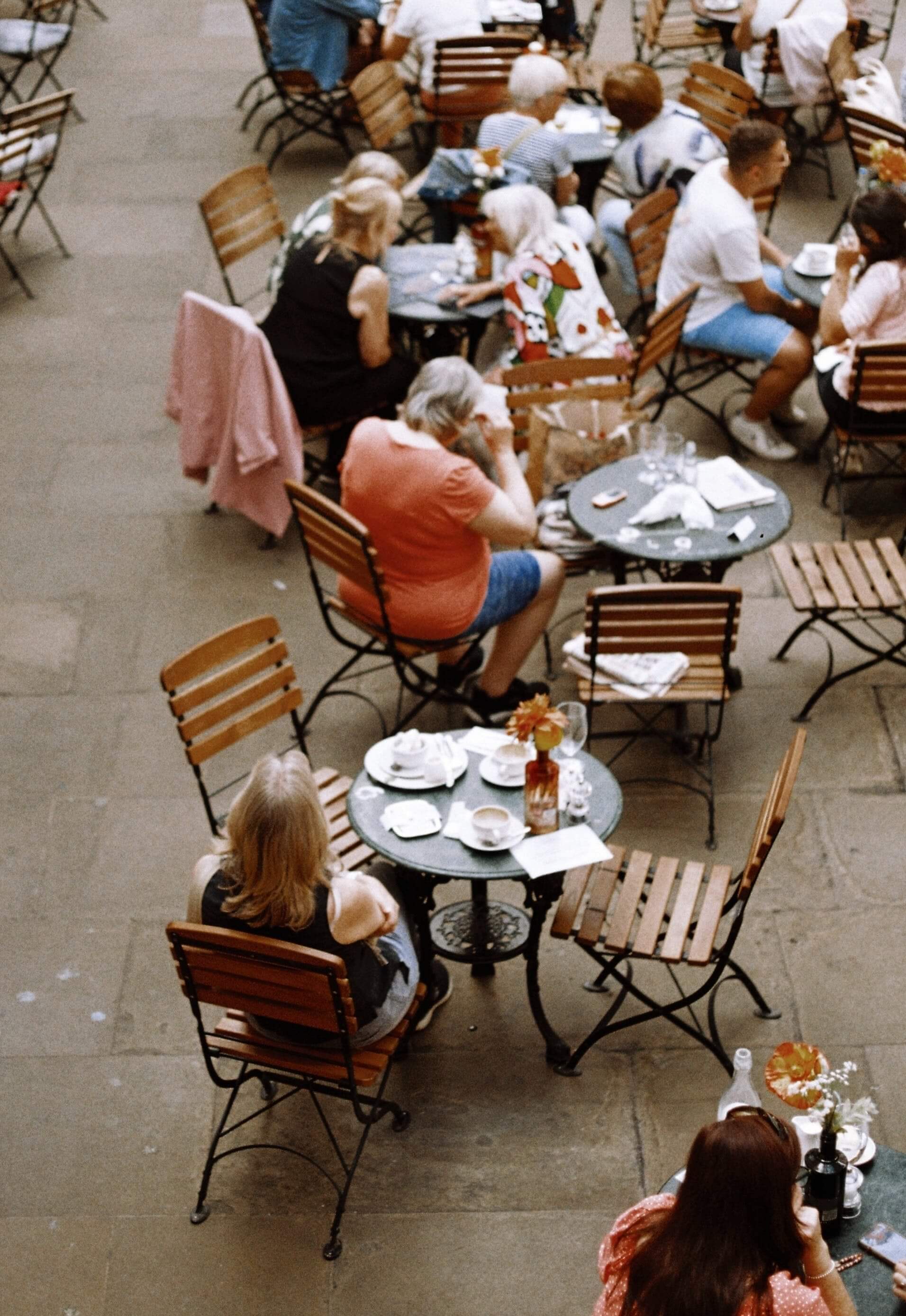 Photo of an outdoor cafe by Tubanur Dogan